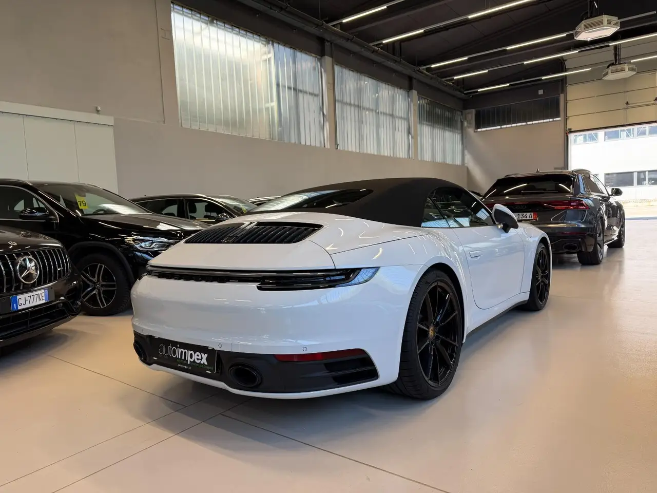 Porsche 911 Carrera S Cabrio (992) 2025, Seitenprofil — Munich Luxury Cars, München. Der Porsche 911 Carrera S Cabrio (992) verbindet die typische 911-Präzision mit offener…