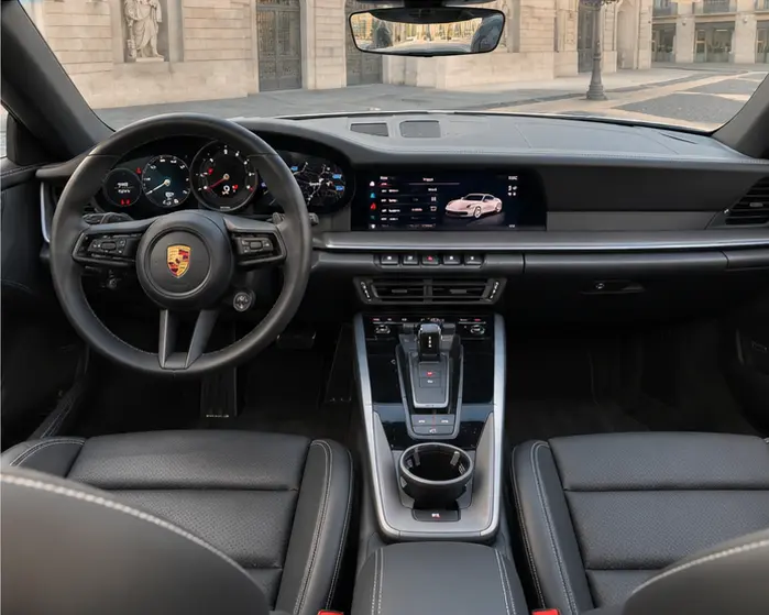 Porsche 911 Carrera S Cabrio (992) 2025, Innenraum — Munich Luxury Cars, München. Der Porsche 911 Carrera S Cabrio (992) verbindet die typische 911-Präzision mit offener…