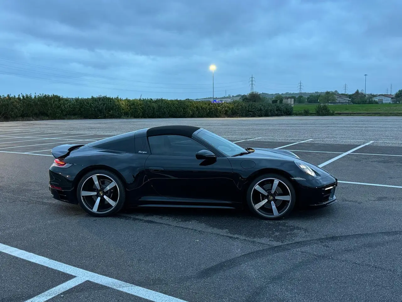 Porsche 911 Targa 2025, Außenansicht — Munich Luxury Cars, München. Der Porsche 911 Targa 2025 verbindet die charakteristische Silhouette mit dem markanten…