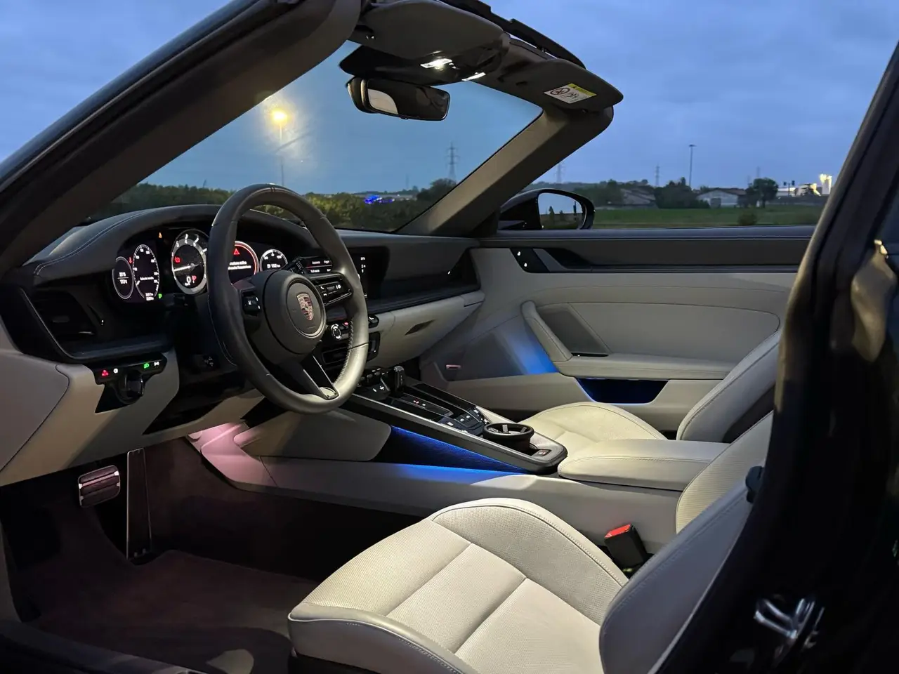 Porsche 911 Targa 2025, Frontansicht — Munich Luxury Cars, München. Der Porsche 911 Targa 2025 verbindet die charakteristische Silhouette mit dem markanten…