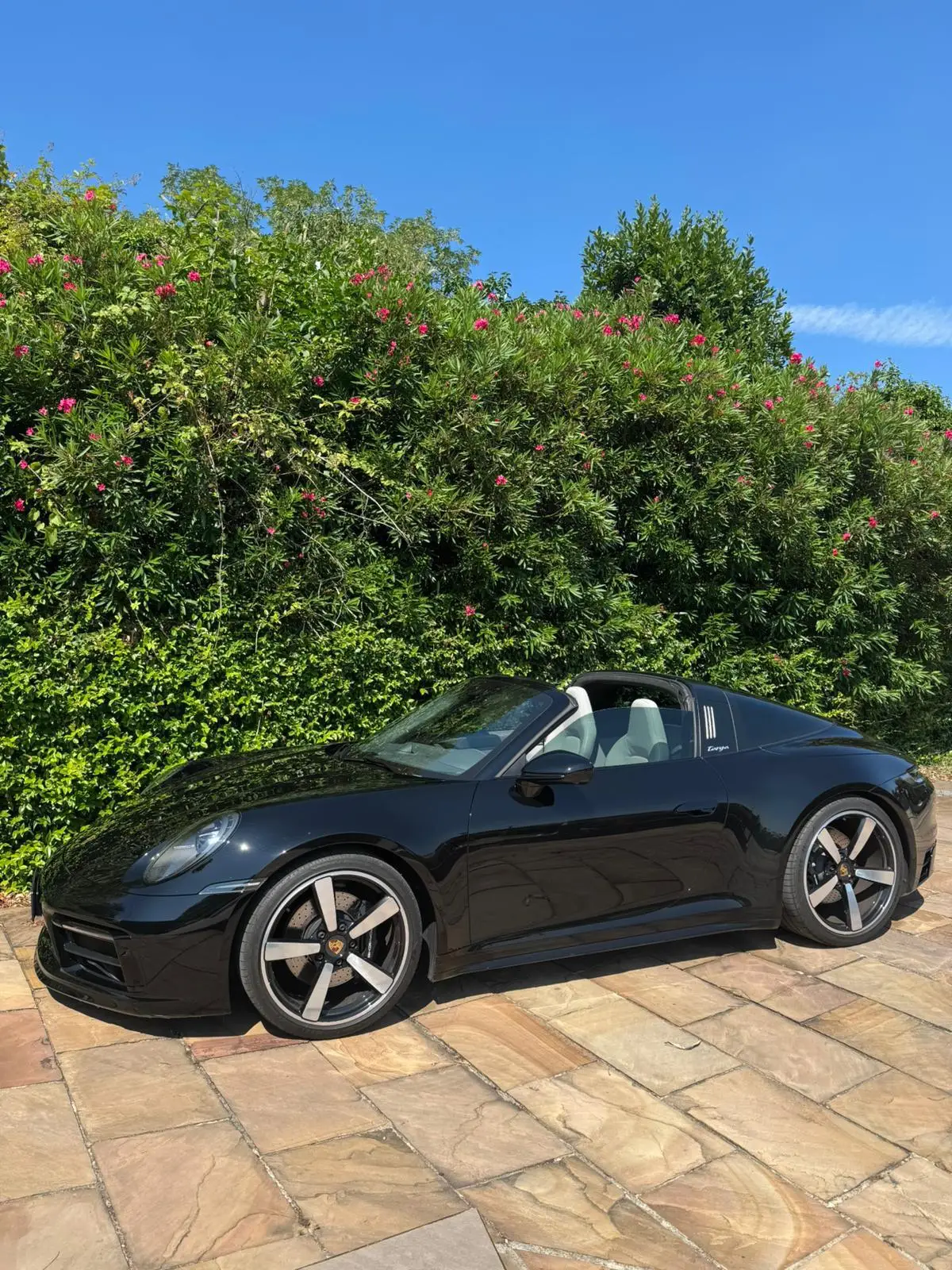 Porsche 911 Targa 2025, Heckansicht — Munich Luxury Cars, München. Der Porsche 911 Targa 2025 verbindet die charakteristische Silhouette mit dem markanten…