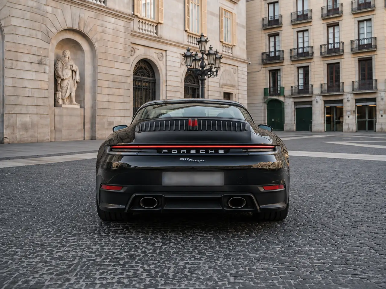 Porsche 911 Targa 2025, Heckansicht — Munich Luxury Cars, München. Der Porsche 911 Targa 2025 verbindet die charakteristische Silhouette mit dem markanten…