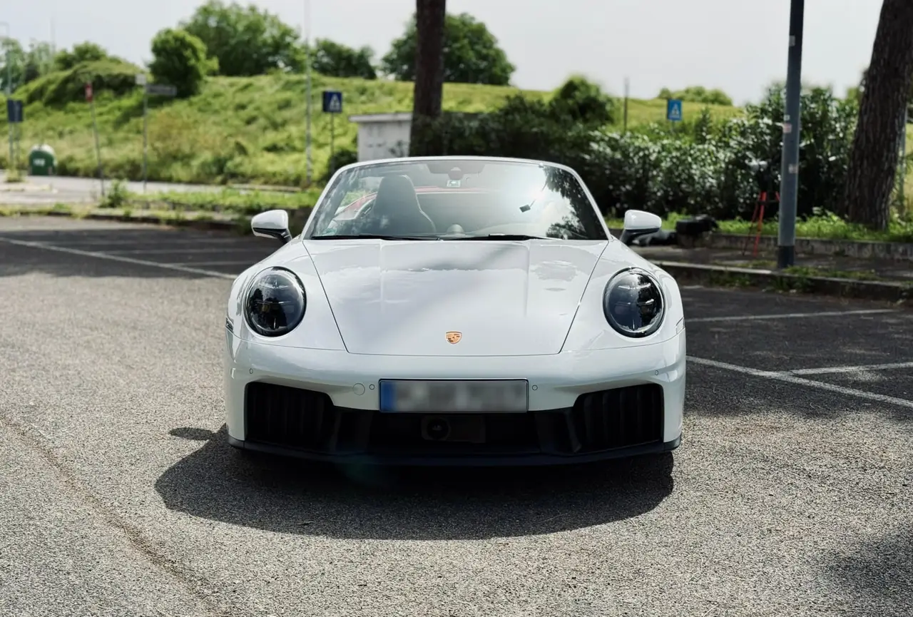 Porsche 992.2 Carrera 4 GTS Cabrio 2025, внешний вид — Munich Luxury Cars, Мюнхен. Porsche 992.2 Carrera 4 GTS Cabrio — версия с полным приводом, что заметно меняет…