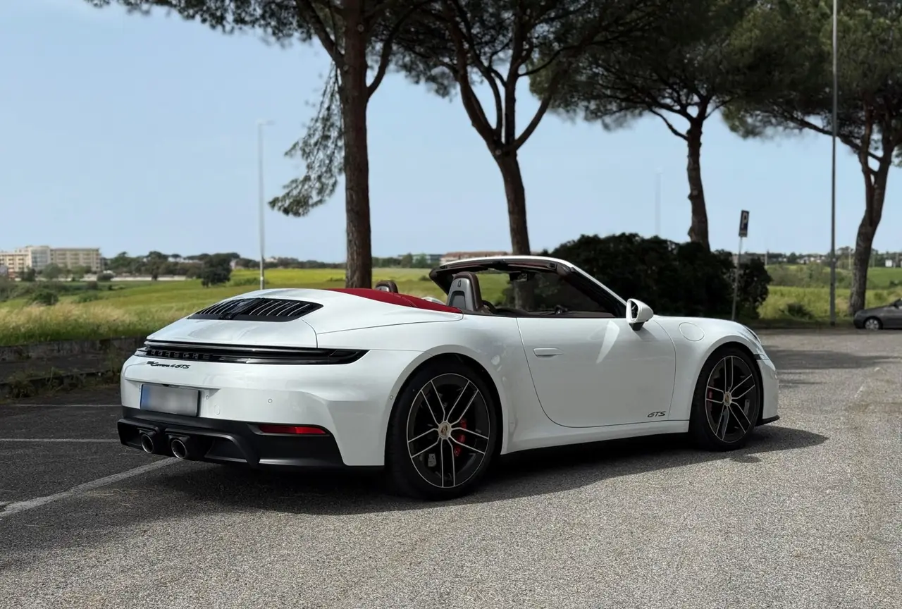 Porsche 992.2 Carrera 4 GTS Cabrio 2025, вид спереди — Munich Luxury Cars, Мюнхен. Porsche 992.2 Carrera 4 GTS Cabrio — версия с полным приводом, что заметно меняет…