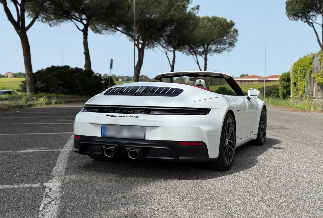 Porsche 992.2 Carrera 4 GTS Cabrio 2025, вид сзади — Munich Luxury Cars, Мюнхен. Porsche 992.2 Carrera 4 GTS Cabrio — версия с полным приводом, что заметно меняет…
