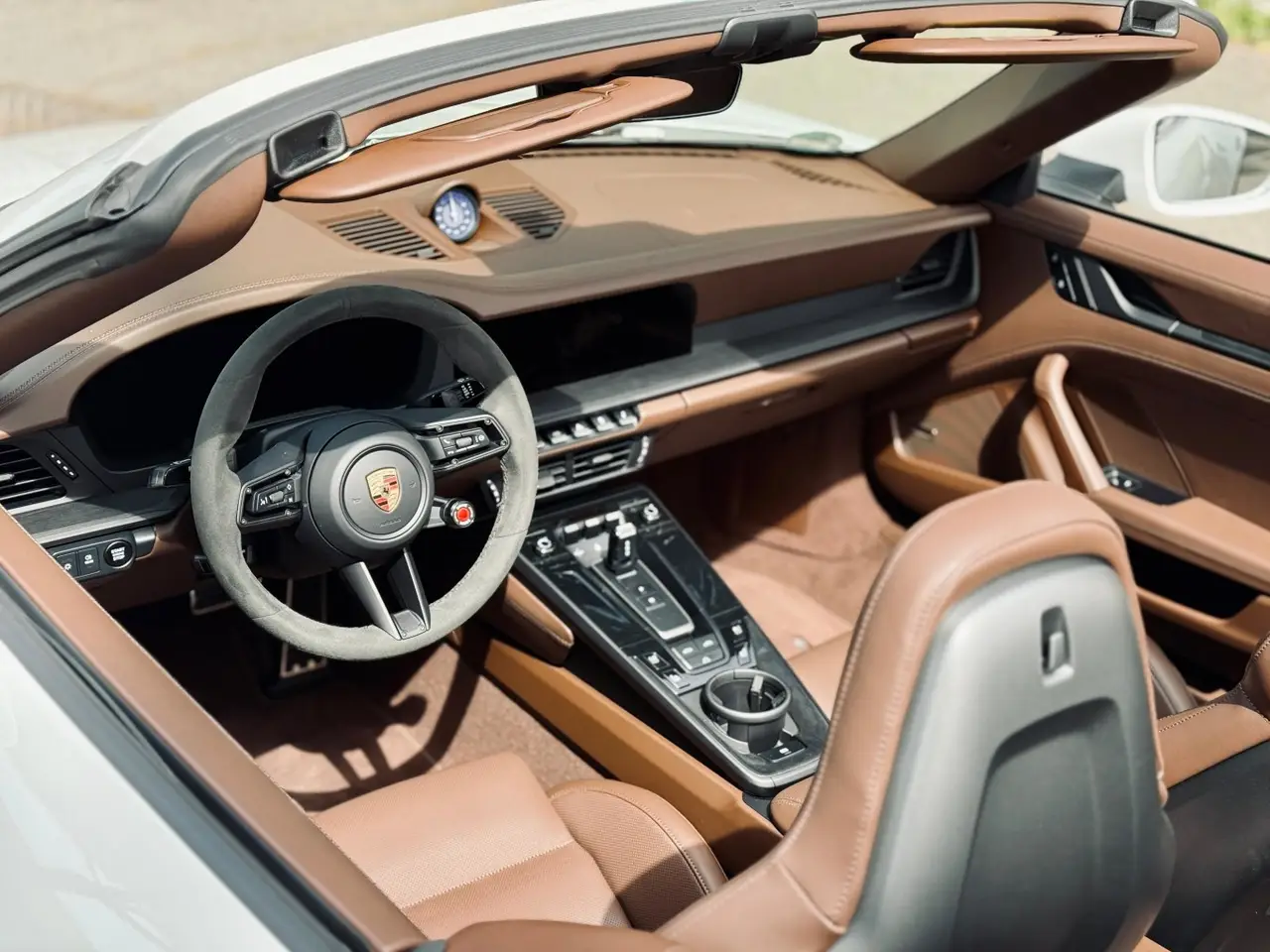 Porsche 992.2 Carrera 4 GTS Cabrio 2025, салон — Munich Luxury Cars, Мюнхен. Porsche 992.2 Carrera 4 GTS Cabrio — версия с полным приводом, что заметно меняет…