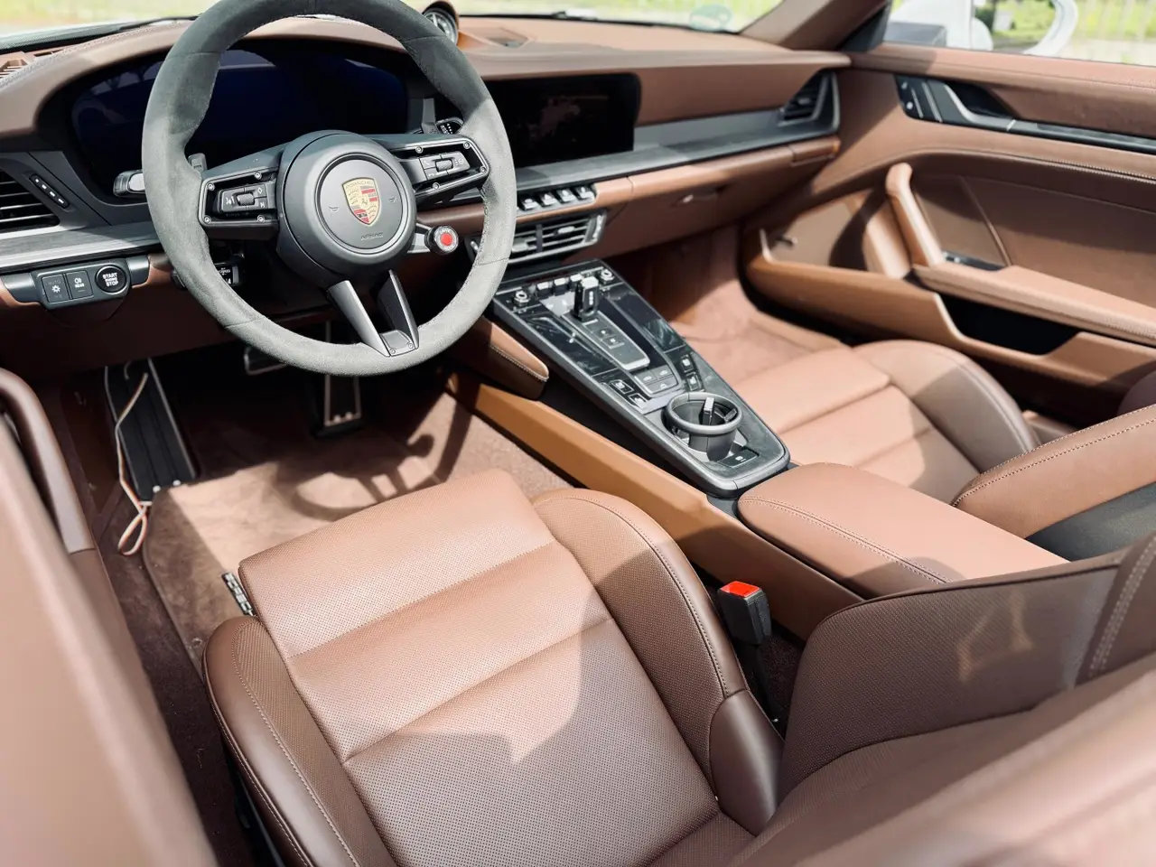 Porsche 992.2 Carrera 4 GTS Cabrio 2025, приборная панель — Munich Luxury Cars, Мюнхен. Porsche 992.2 Carrera 4 GTS Cabrio — версия с полным приводом, что заметно меняет…