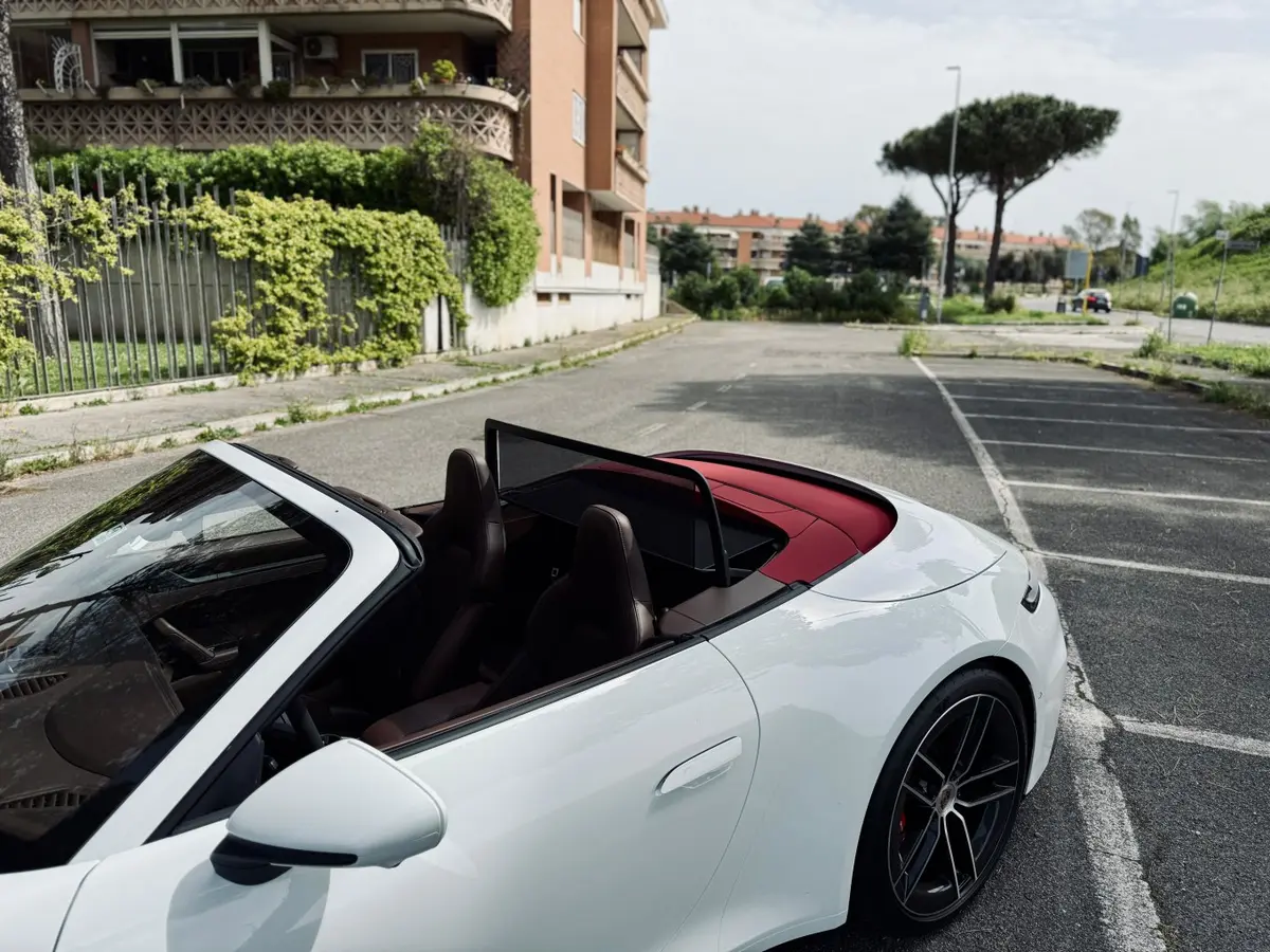 Porsche 992.2 Carrera 4 GTS Cabrio 2025, внешний вид — Munich Luxury Cars, Мюнхен. Porsche 992.2 Carrera 4 GTS Cabrio — версия с полным приводом, что заметно меняет…