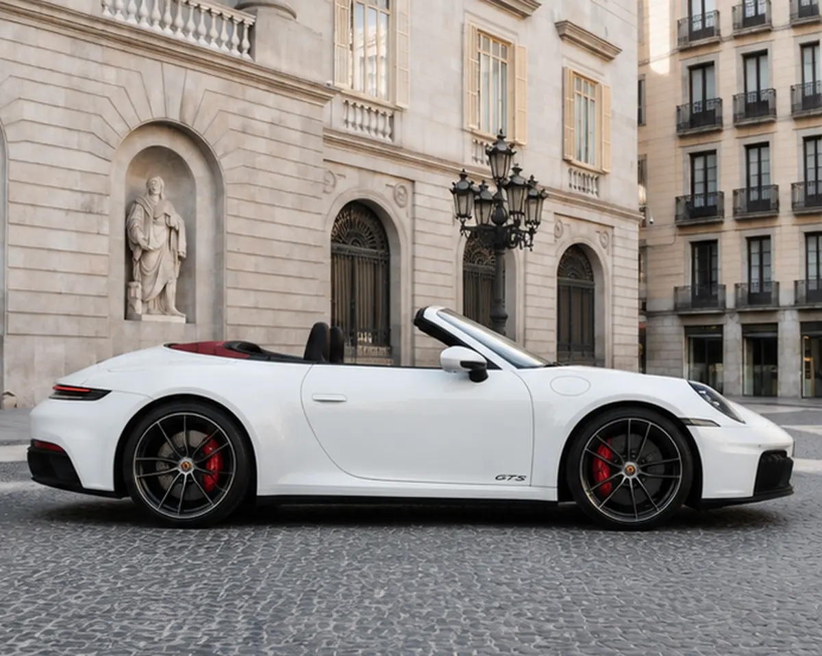Porsche 992.2 Carrera 4 GTS Cabrio 2025, Frontansicht — Munich Luxury Cars, München. Der Porsche 992.2 Carrera 4 GTS Cabrio verbindet die klare Linienführung der aktuellen…
