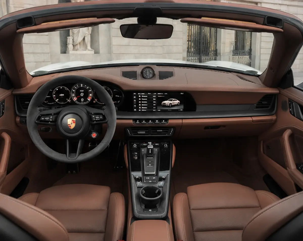 Porsche 992.2 Carrera 4 GTS Cabrio 2025, Innenraum — Munich Luxury Cars, München. Der Porsche 992.2 Carrera 4 GTS Cabrio verbindet die klare Linienführung der aktuellen…