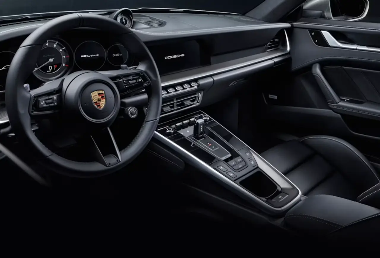Porsche 992 Carrera 4 GTS Cabrio 2024, Außenansicht — Munich Luxury Cars, München. Der 2024er Porsche 992 Carrera 4 GTS als Cabrio verbindet zwei Welten, die selten so…