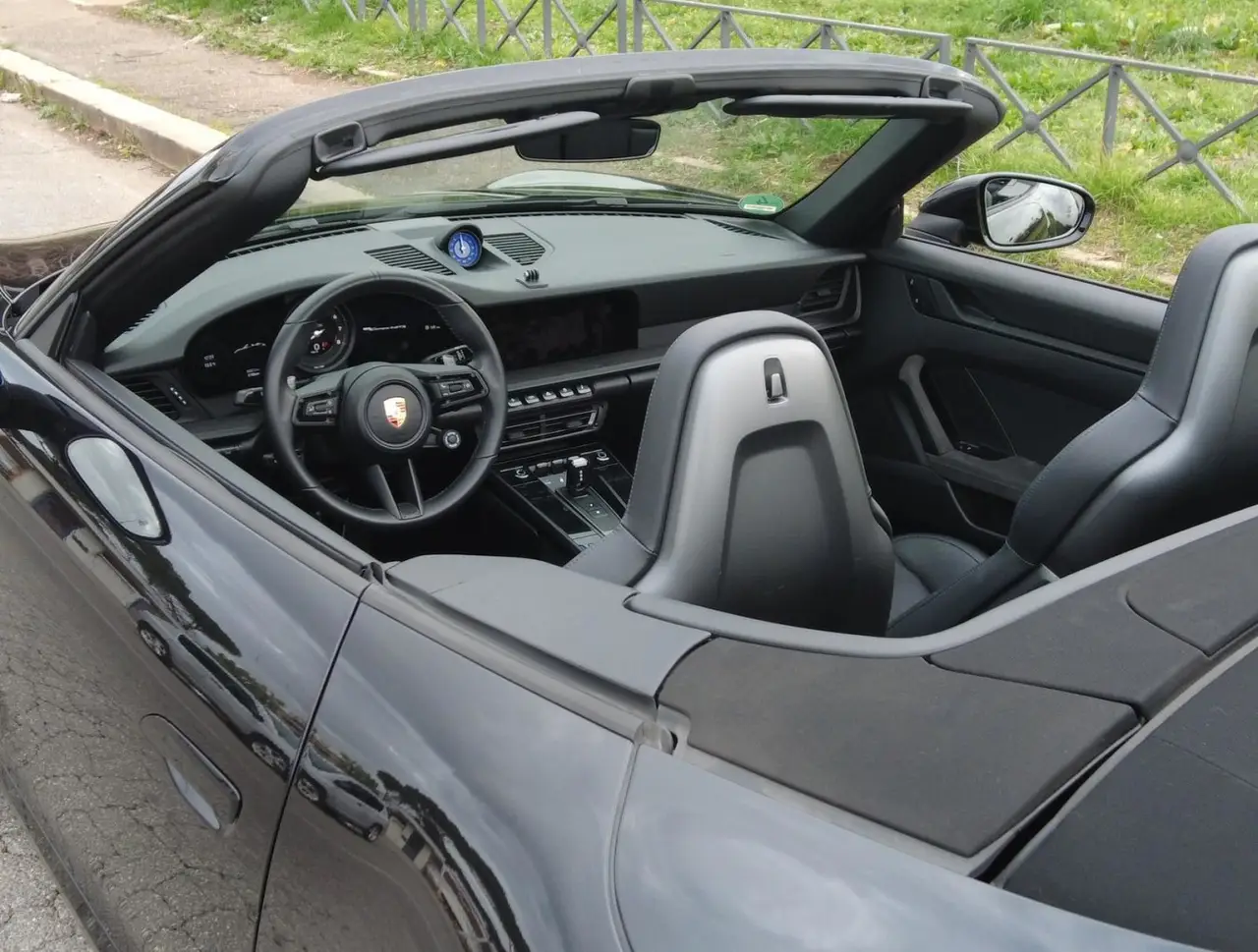 Porsche 992 Carrera 4 GTS Cabrio 2024, Innenraum — Munich Luxury Cars, München. Der 2024er Porsche 992 Carrera 4 GTS als Cabrio verbindet zwei Welten, die selten so…