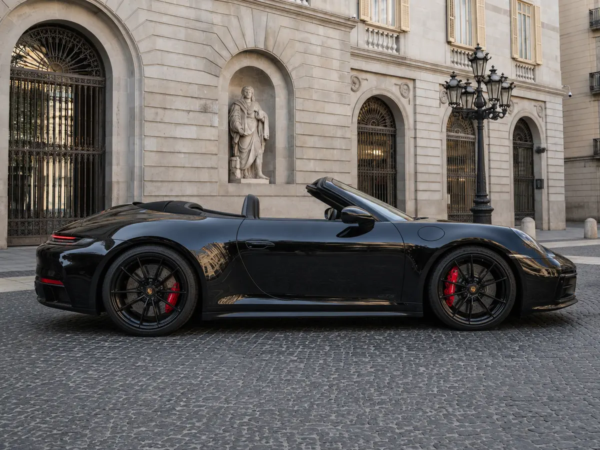 Porsche 992 Carrera 4 GTS Cabrio 2024, Frontansicht — Munich Luxury Cars, München. Der 2024er Porsche 992 Carrera 4 GTS als Cabrio verbindet zwei Welten, die selten so…