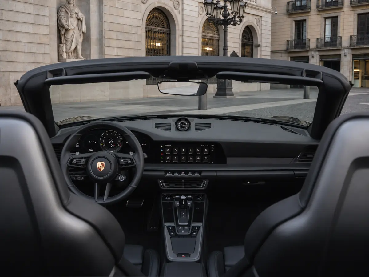 Porsche 992 Carrera 4 GTS Cabrio 2024, Innenraum — Munich Luxury Cars, München. Der 2024er Porsche 992 Carrera 4 GTS als Cabrio verbindet zwei Welten, die selten so…