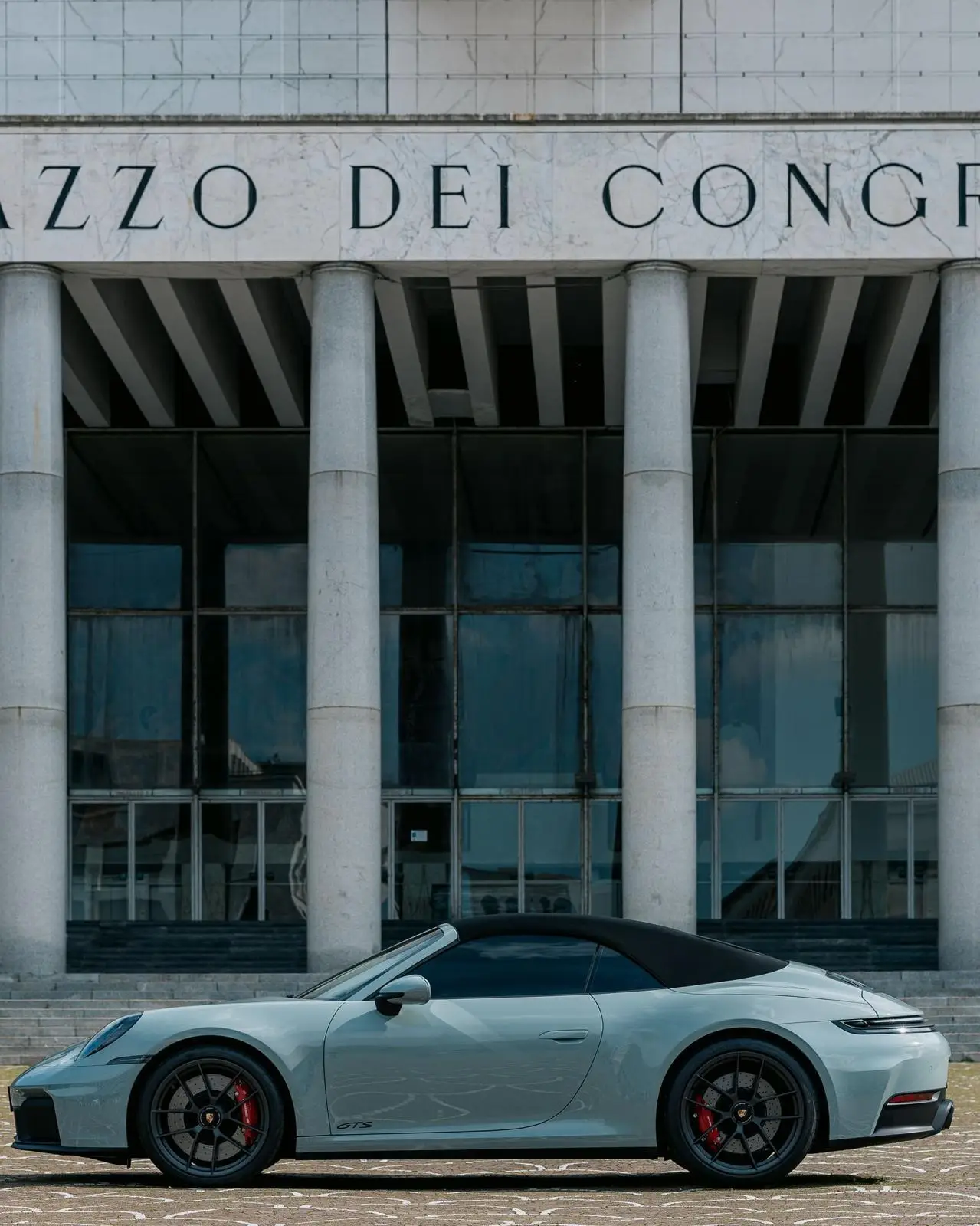 Porsche Carrera Spyder 992,2 GTS 2025, Außenansicht — Munich Luxury Cars, München. Der Porsche Carrera Spyder 992,2 GTS verbindet die Offenheit eines Cabrios mit der…