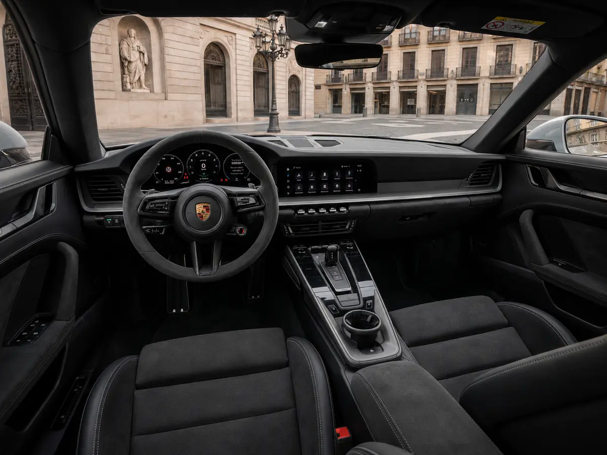 Porsche Carrera Spyder 992,2 GTS 2025, Innenraum — Munich Luxury Cars, München. Der Porsche Carrera Spyder 992,2 GTS verbindet die Offenheit eines Cabrios mit der…