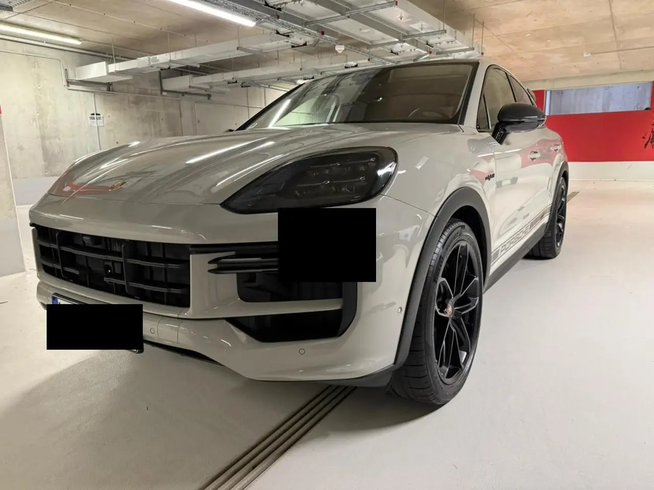 Porsche Cayenne Turbo E-Hybrid Coupé GT 2026, Außenansicht — Munich Luxury Cars, München. Der Porsche Cayenne Turbo E-Hybrid Coupé GT aus dem Modelljahr 2026 verbindet die…