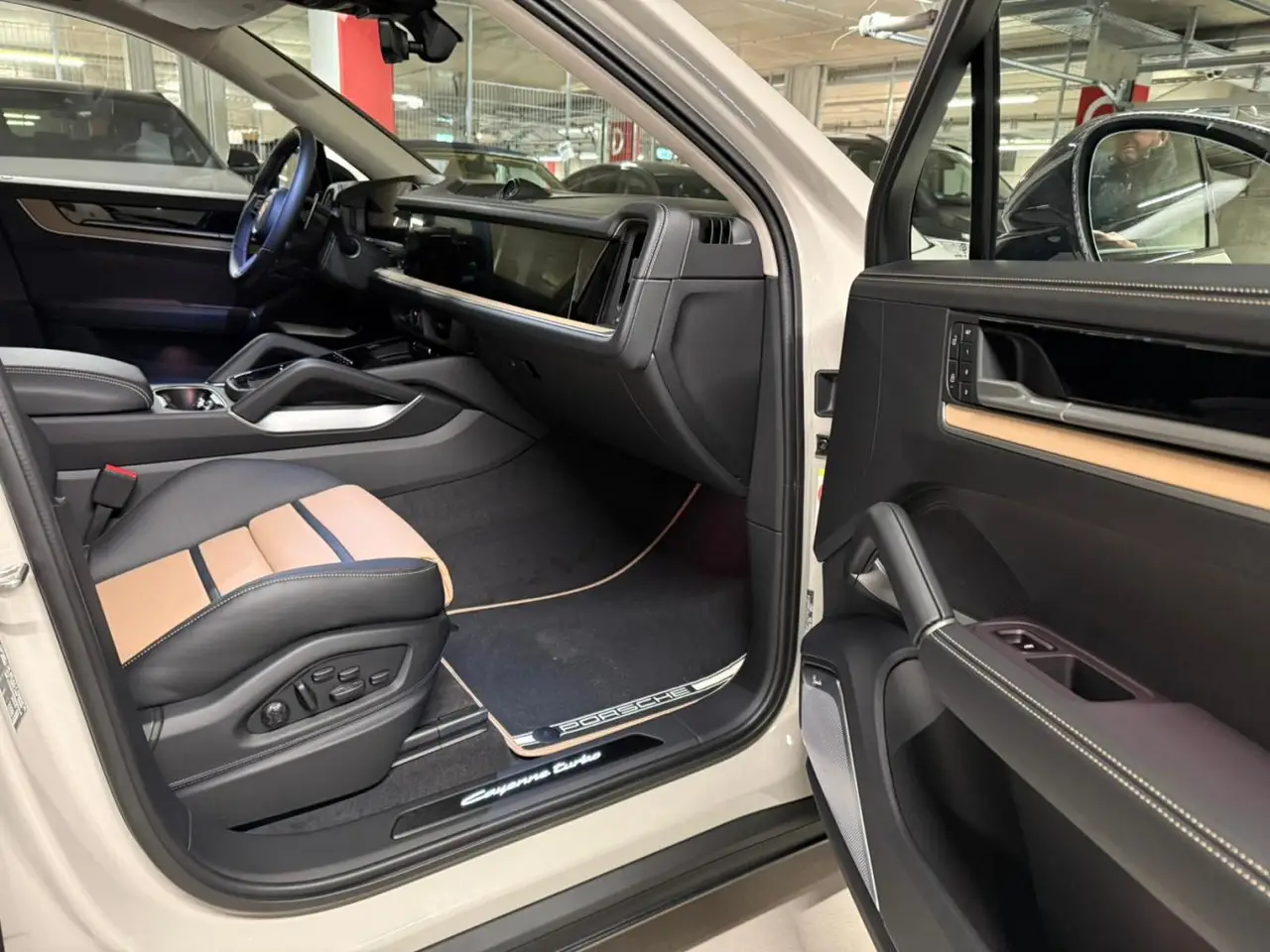 Porsche Cayenne Turbo E-Hybrid Coupé GT 2026, Heckansicht — Munich Luxury Cars, München. Der Porsche Cayenne Turbo E-Hybrid Coupé GT aus dem Modelljahr 2026 verbindet die…