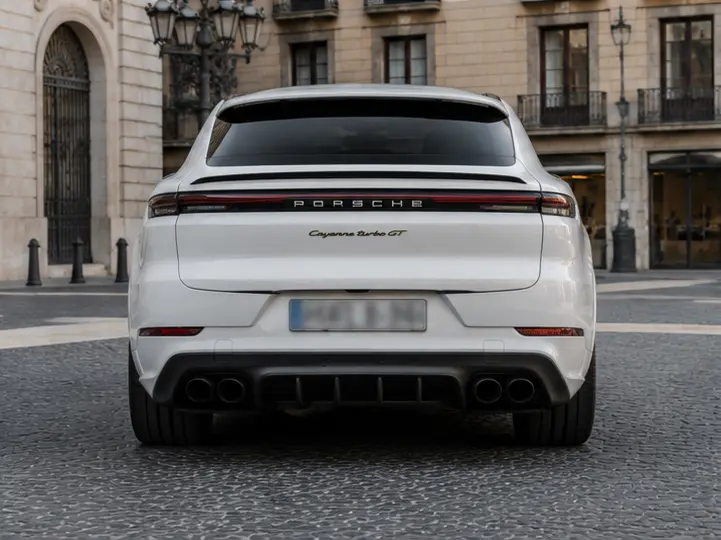 Porsche Cayenne Turbo E-Hybrid Coupé GT 2026, Heckansicht — Munich Luxury Cars, München. Der Porsche Cayenne Turbo E-Hybrid Coupé GT aus dem Modelljahr 2026 verbindet die…