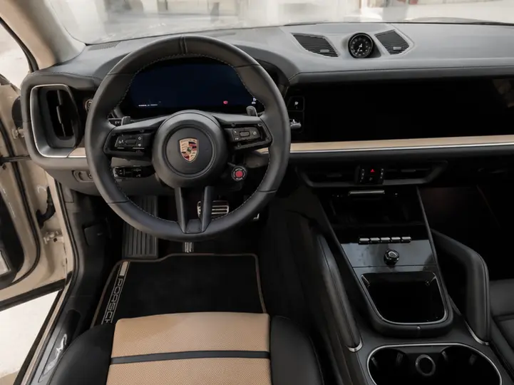 Porsche Cayenne Turbo E-Hybrid Coupé GT 2026, Innenraum — Munich Luxury Cars, München. Der Porsche Cayenne Turbo E-Hybrid Coupé GT aus dem Modelljahr 2026 verbindet die…