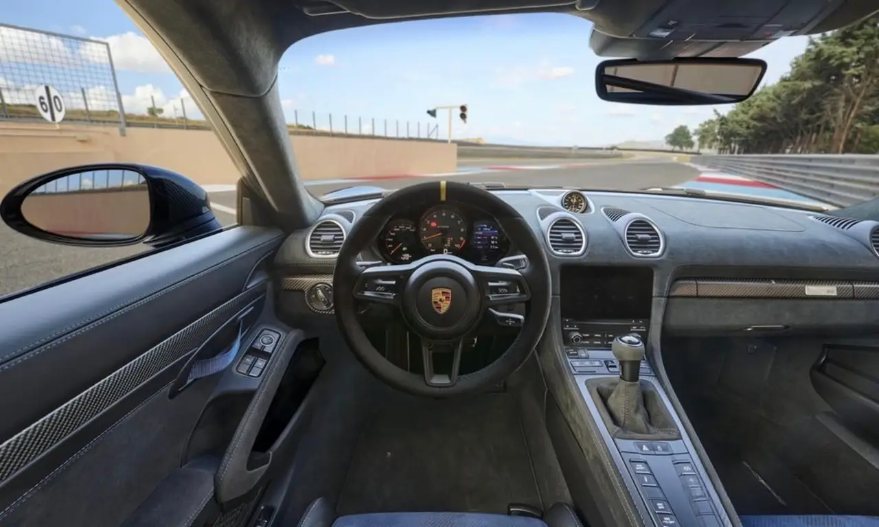 Porsche GT4 RS 2024, Außenansicht — Munich Luxury Cars, München. Der Porsche GT4 RS aus 2024 ist kein Auto für den bequemen Kompromiss, sondern für…