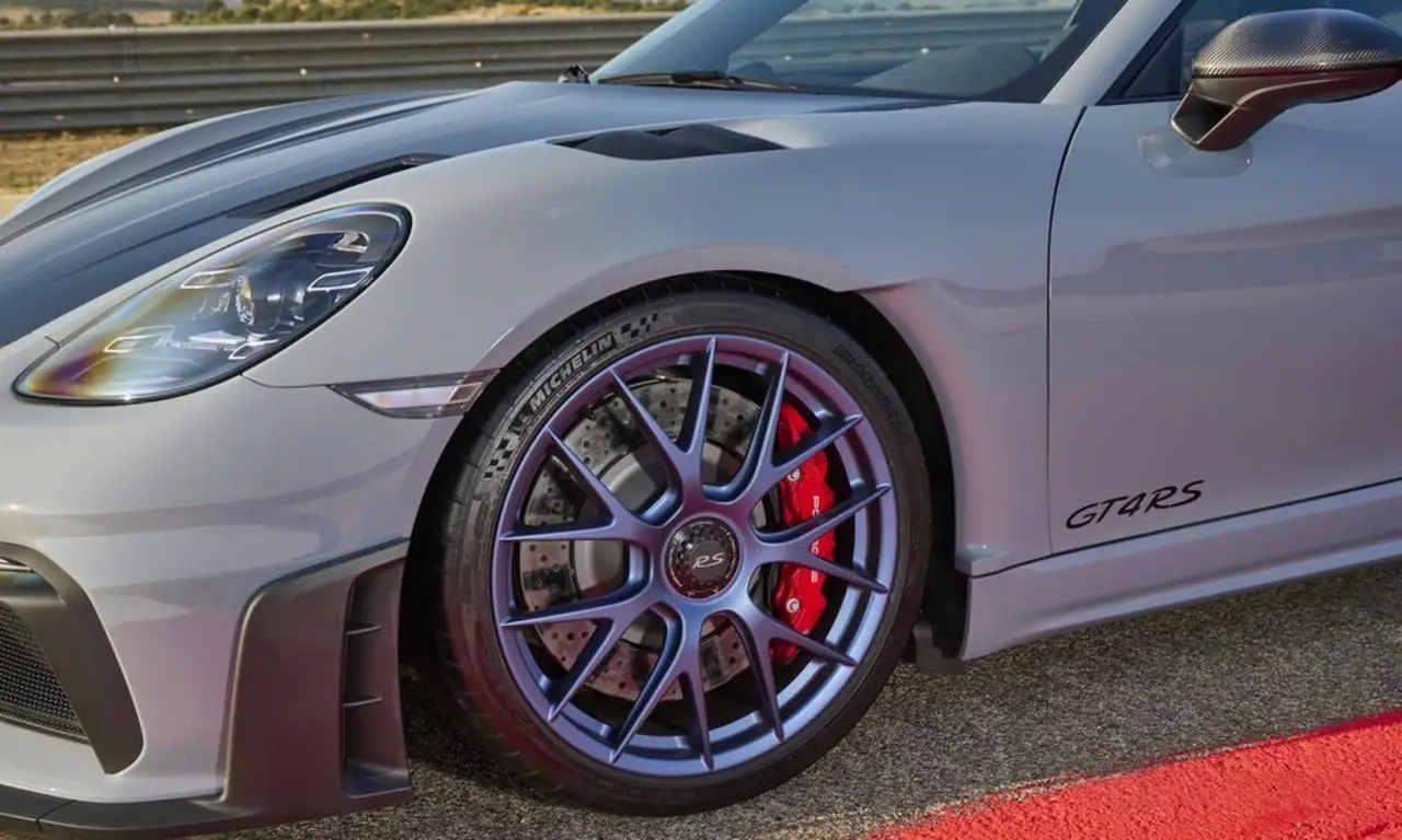 Porsche GT4 RS 2024, Frontansicht — Munich Luxury Cars, München. Der Porsche GT4 RS aus 2024 ist kein Auto für den bequemen Kompromiss, sondern für…