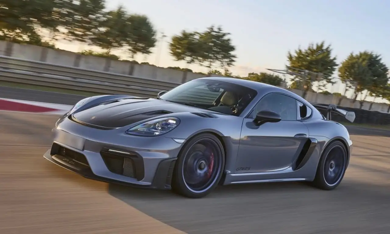 Porsche GT4 RS 2024, Heckansicht — Munich Luxury Cars, München. Der Porsche GT4 RS aus 2024 ist kein Auto für den bequemen Kompromiss, sondern für…