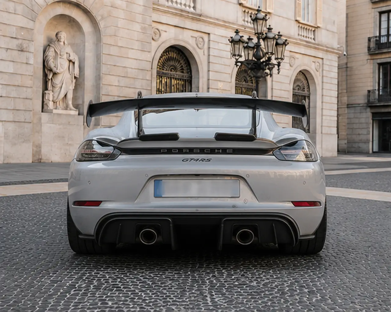 Porsche GT4 RS 2024, Heckansicht — Munich Luxury Cars, München. Der Porsche GT4 RS aus 2024 ist kein Auto für den bequemen Kompromiss, sondern für…