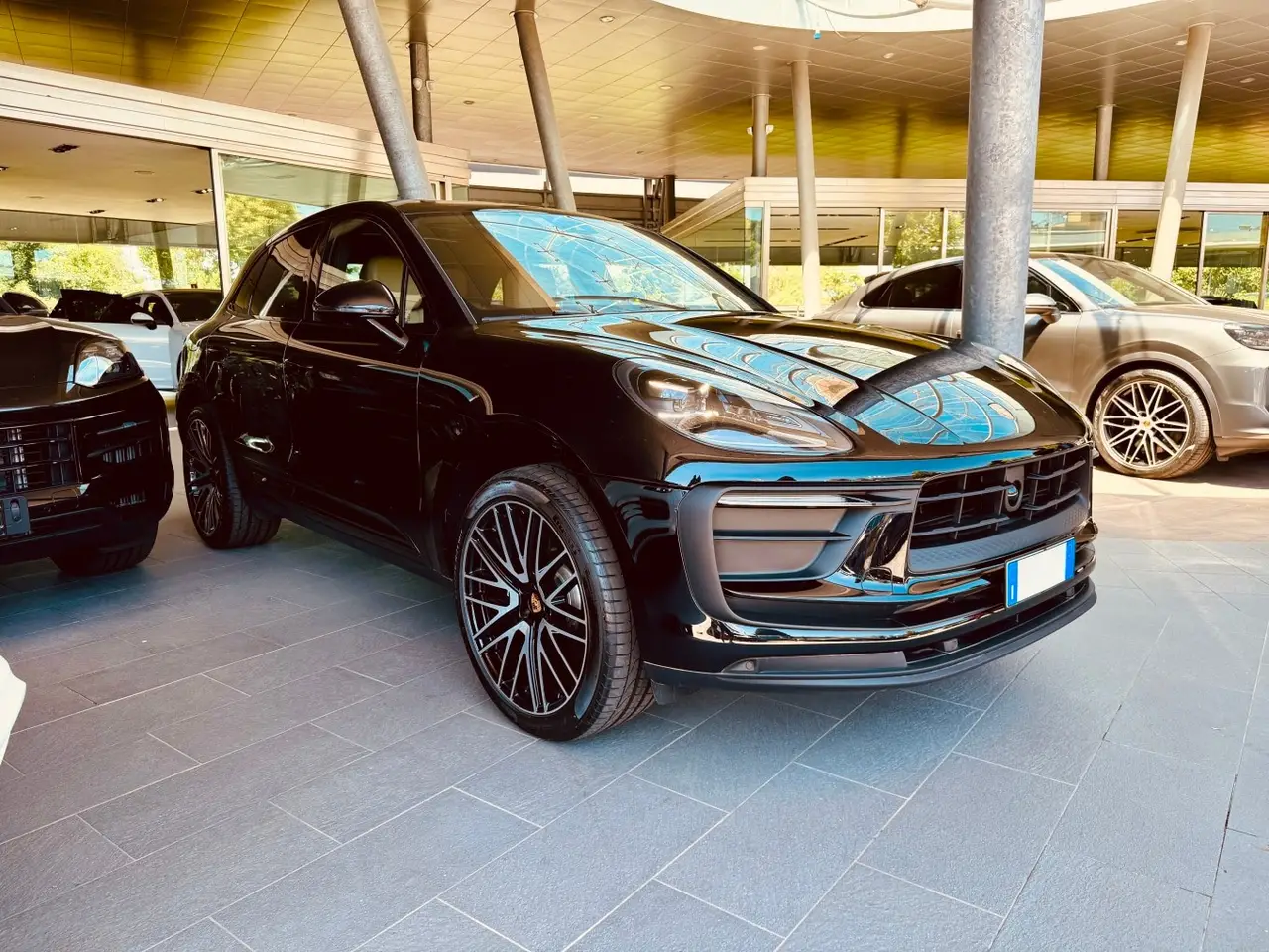 Porsche Macan 2024, Außenansicht — Munich Luxury Cars, München. Der Porsche Macan verbindet die Fahrpräzision der Marke mit der Alltagstauglichkeit eines…