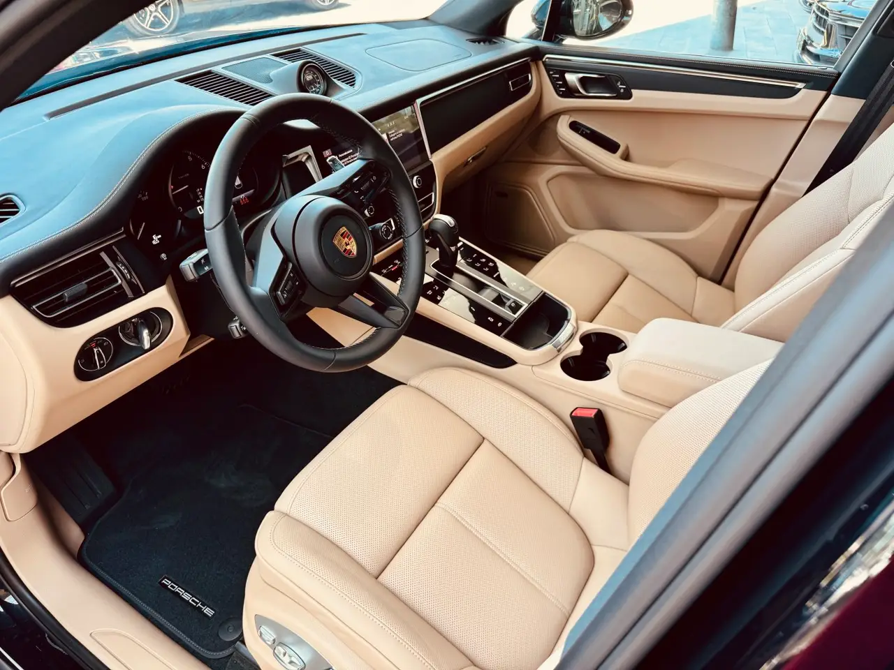 Porsche Macan 2024, Frontansicht — Munich Luxury Cars, München. Der Porsche Macan verbindet die Fahrpräzision der Marke mit der Alltagstauglichkeit eines…