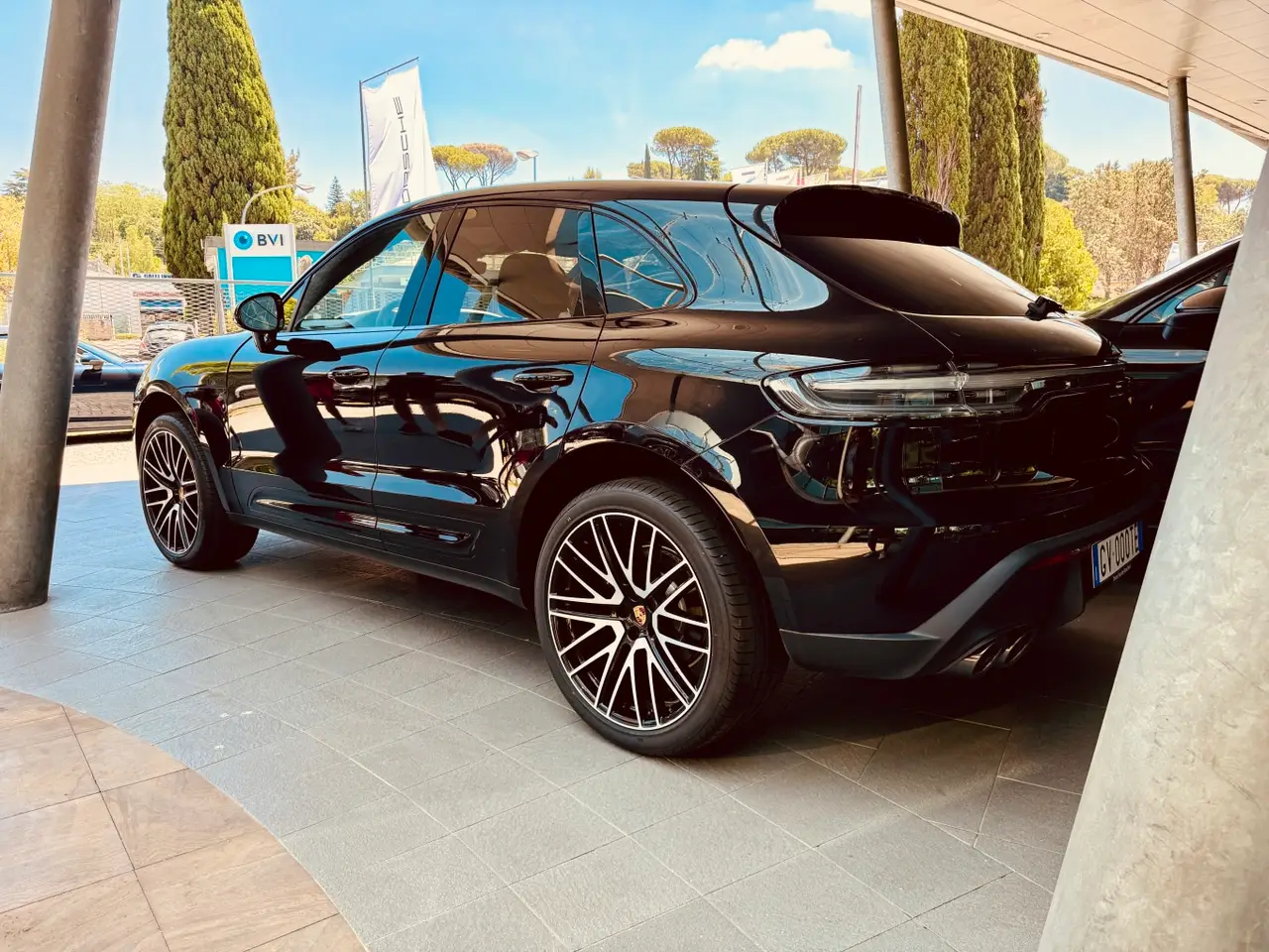Porsche Macan 2024, Heckansicht — Munich Luxury Cars, München. Der Porsche Macan verbindet die Fahrpräzision der Marke mit der Alltagstauglichkeit eines…