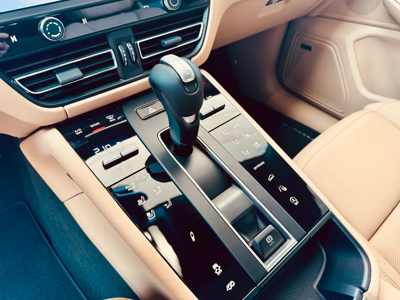 Porsche Macan 2024, Innenraum — Munich Luxury Cars, München. Der Porsche Macan verbindet die Fahrpräzision der Marke mit der Alltagstauglichkeit eines…
