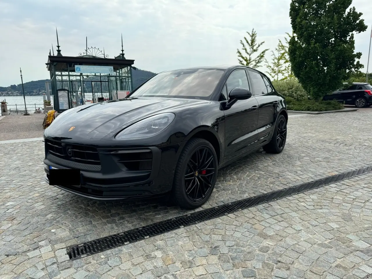 Porsche Macan GTS 2024, Heckansicht — Munich Luxury Cars, München. Der Porsche Macan GTS, Baujahr 2024, verbindet die Fahrpräzision eines Sportwagens mit…