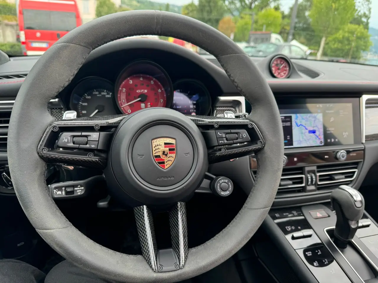 Porsche Macan GTS 2024, Innenraum — Munich Luxury Cars, München. Der Porsche Macan GTS, Baujahr 2024, verbindet die Fahrpräzision eines Sportwagens mit…