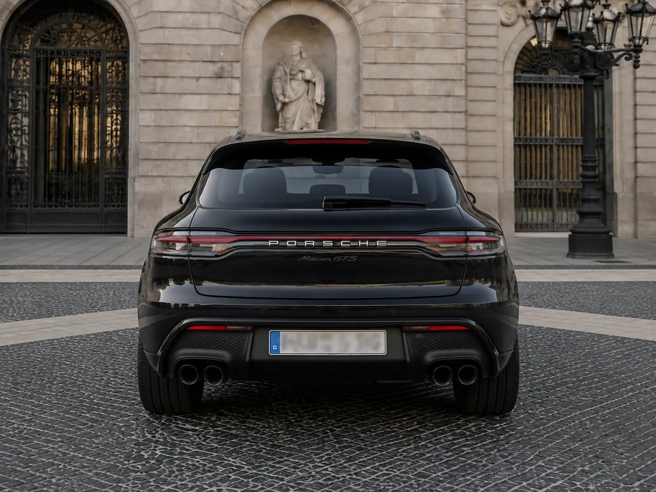 Porsche Macan GTS 2024, Heckansicht — Munich Luxury Cars, München. Der Porsche Macan GTS, Baujahr 2024, verbindet die Fahrpräzision eines Sportwagens mit…