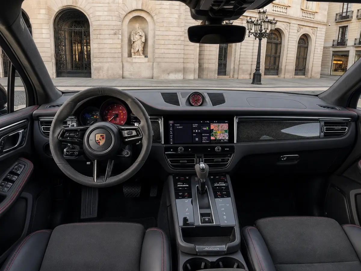 Porsche Macan GTS 2024, Innenraum — Munich Luxury Cars, München. Der Porsche Macan GTS, Baujahr 2024, verbindet die Fahrpräzision eines Sportwagens mit…