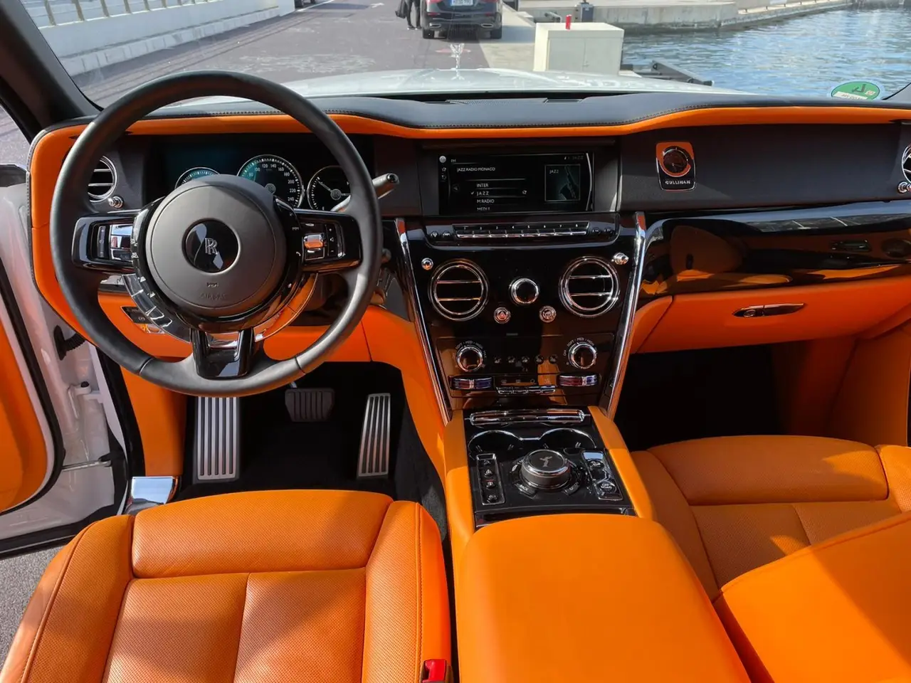 Rolls-Royce Cullinan 2022, Frontansicht — Munich Luxury Cars, München. Der Rolls-Royce Cullinan aus dem Modelljahr 2022 verbindet die Statur eines SUV mit dem…