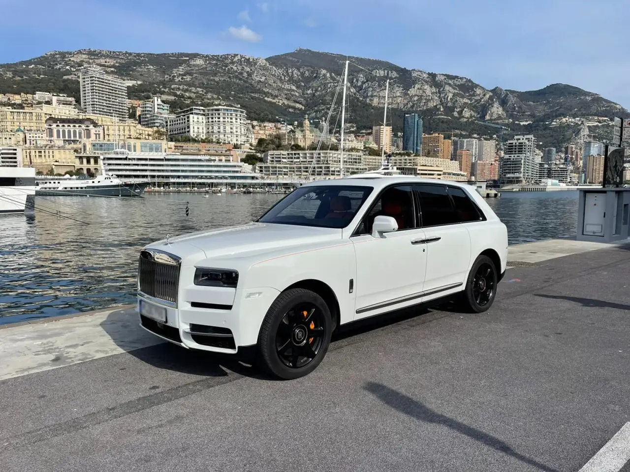 Rolls-Royce Cullinan 2022, Heckansicht — Munich Luxury Cars, München. Der Rolls-Royce Cullinan aus dem Modelljahr 2022 verbindet die Statur eines SUV mit dem…