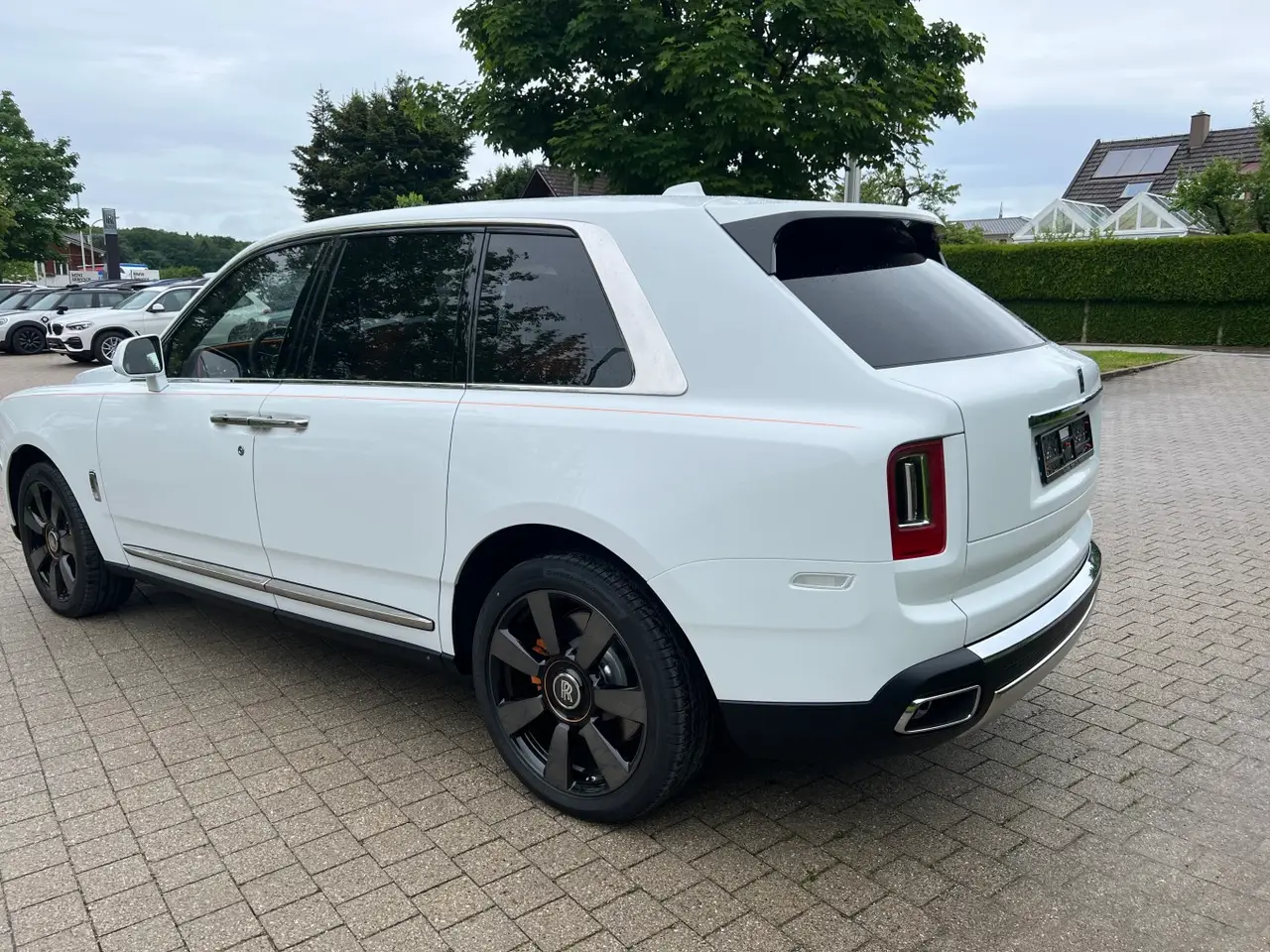 Rolls-Royce Cullinan 2022, Seitenprofil — Munich Luxury Cars, München. Der Rolls-Royce Cullinan aus dem Modelljahr 2022 verbindet die Statur eines SUV mit dem…