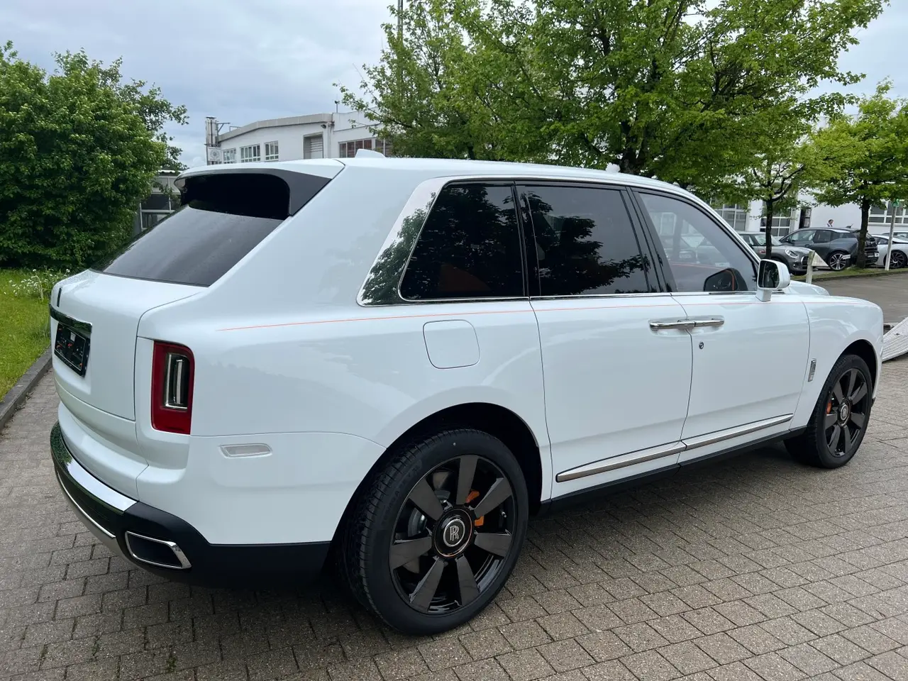 Rolls-Royce Cullinan 2022, Außenansicht — Munich Luxury Cars, München. Der Rolls-Royce Cullinan aus dem Modelljahr 2022 verbindet die Statur eines SUV mit dem…