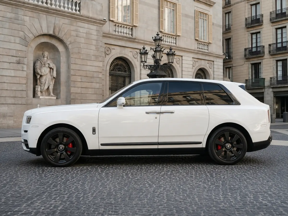 Rolls-Royce Cullinan 2022, Außenansicht — Munich Luxury Cars, München. Der Rolls-Royce Cullinan aus dem Modelljahr 2022 verbindet die Statur eines SUV mit dem…