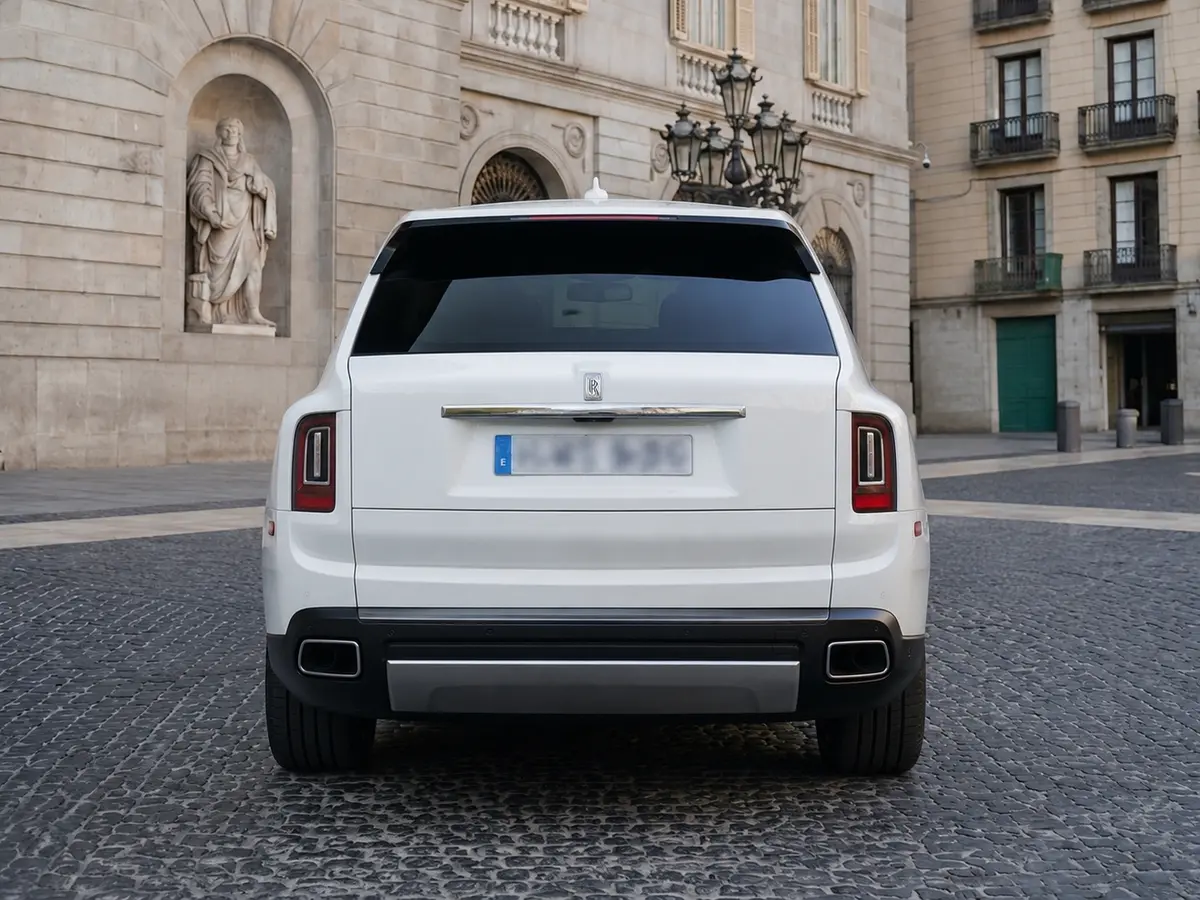 Rolls-Royce Cullinan 2022, Heckansicht — Munich Luxury Cars, München. Der Rolls-Royce Cullinan aus dem Modelljahr 2022 verbindet die Statur eines SUV mit dem…