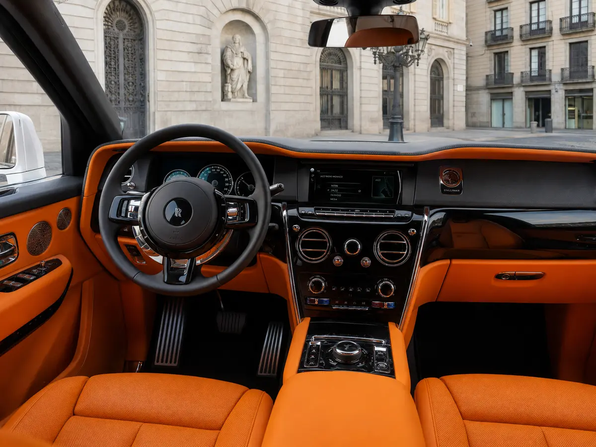 Rolls-Royce Cullinan 2022, Innenraum — Munich Luxury Cars, München. Der Rolls-Royce Cullinan aus dem Modelljahr 2022 verbindet die Statur eines SUV mit dem…