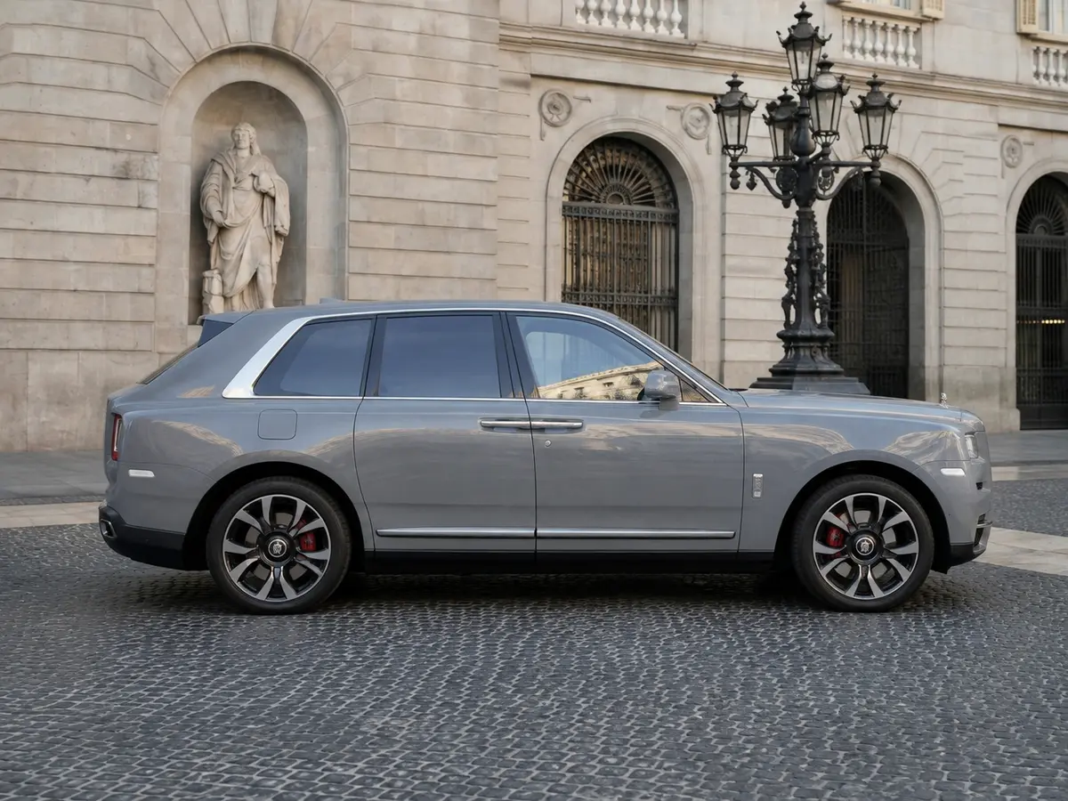Rolls-Royce Cullinan 2025, Frontansicht — Munich Luxury Cars, München. Der Rolls-Royce Cullinan 2025 verkörpert die Idee, dass ein SUV nicht auf Kompromisse…