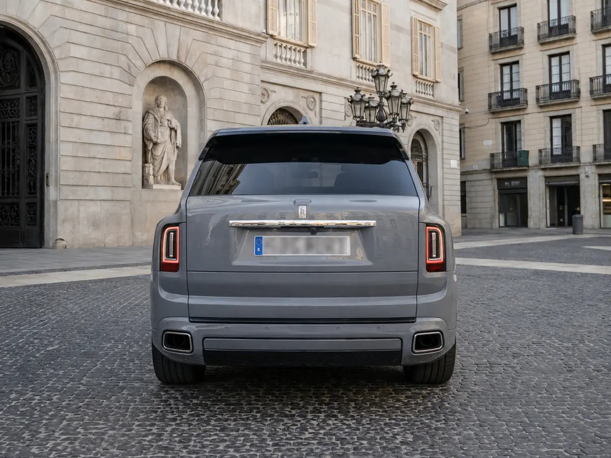 Rolls-Royce Cullinan 2025, Heckansicht — Munich Luxury Cars, München. Der Rolls-Royce Cullinan 2025 verkörpert die Idee, dass ein SUV nicht auf Kompromisse…