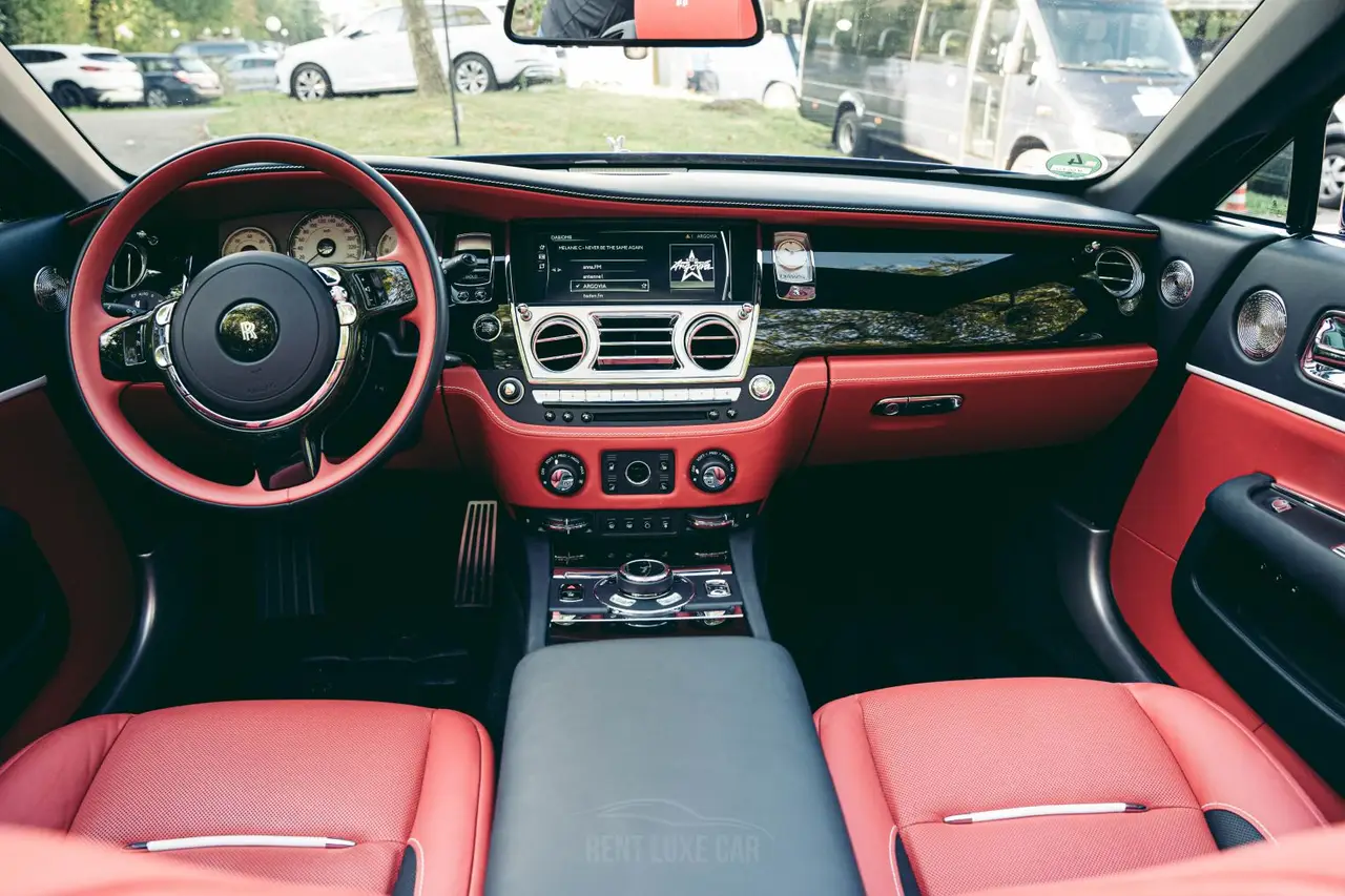 Rolls-Royce Dawn 2022, Außenansicht — Munich Luxury Cars, München. Der Rolls-Royce Dawn aus dem Jahr 2022 steht für die Art von Auftritt, die kein lautes…