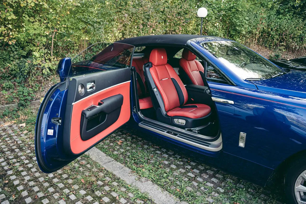 Rolls-Royce Dawn 2022, Frontansicht — Munich Luxury Cars, München. Der Rolls-Royce Dawn aus dem Jahr 2022 steht für die Art von Auftritt, die kein lautes…