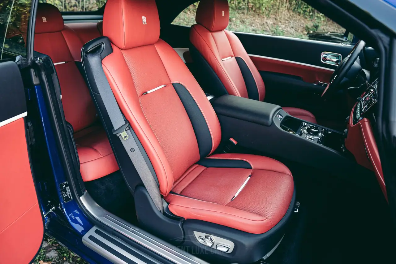 Rolls-Royce Dawn 2022, Heckansicht — Munich Luxury Cars, München. Der Rolls-Royce Dawn aus dem Jahr 2022 steht für die Art von Auftritt, die kein lautes…