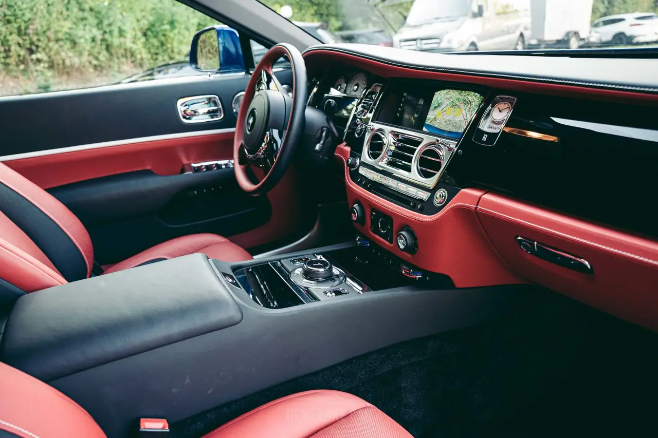 Rolls-Royce Dawn 2022, Innenraum — Munich Luxury Cars, München. Der Rolls-Royce Dawn aus dem Jahr 2022 steht für die Art von Auftritt, die kein lautes…