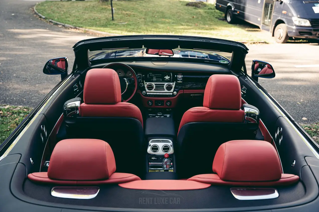 Rolls-Royce Dawn 2022, Armaturenbrett — Munich Luxury Cars, München. Der Rolls-Royce Dawn aus dem Jahr 2022 steht für die Art von Auftritt, die kein lautes…